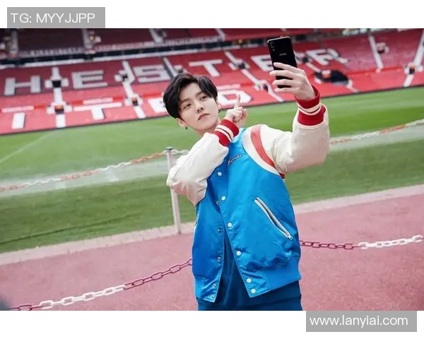 鹿晗领衔足球明星赛精彩对决球场上演青春热血与激情碰撞